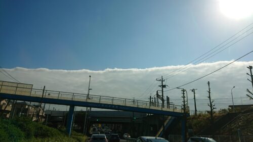 空を割る雲