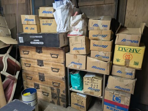物置内側面の不用品