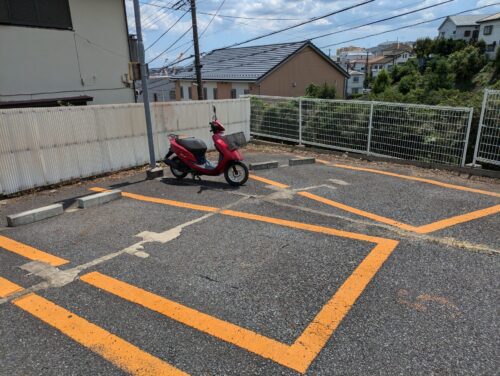 駐車場の草むしり奥側、草むしり後