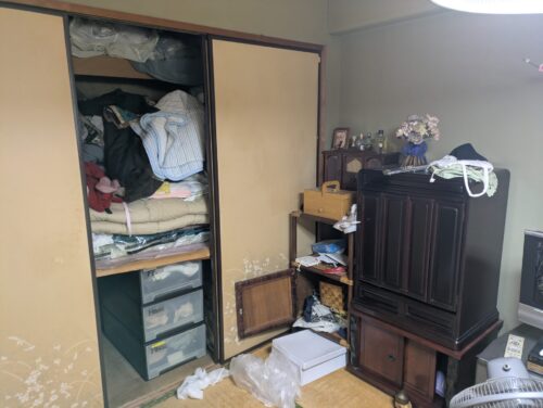 マンション遺品処分押し入れ内作業前