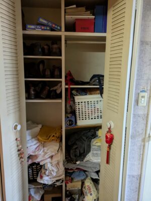 マンション遺品処分棚内作業前