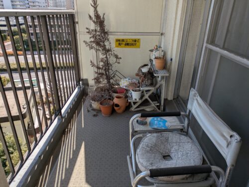 マンション遺品処分ベランダ作業前2