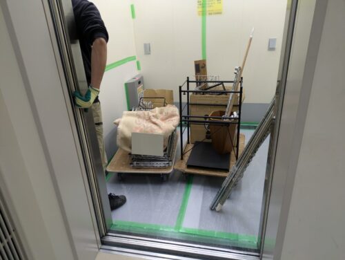 搬出用エレベーターを使用