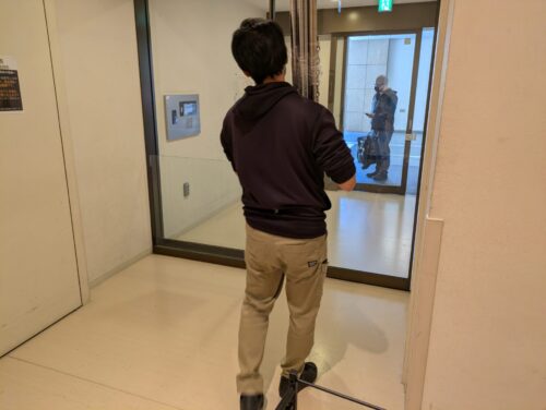 手作業で外へ搬出