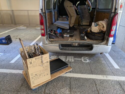 少量不用品を車両へ積み込み中