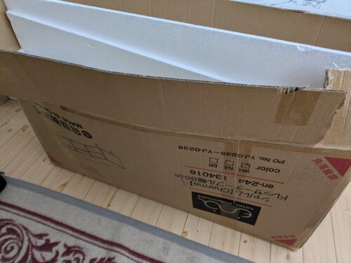 家具組立前の梱包された状態