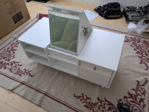 最後の家具パーツを取り付け