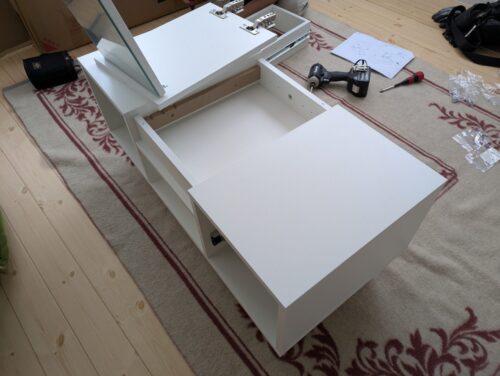 家具組立完成まであと少し