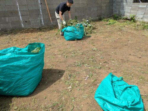 草刈り後の草をかき集める2