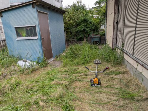 お庭の草刈りあと少し