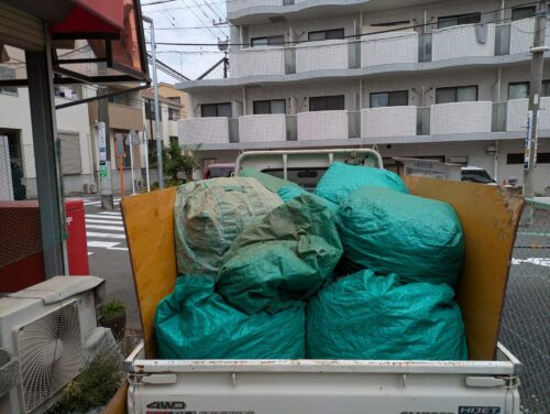 草刈り後の草をトラックに積み込み