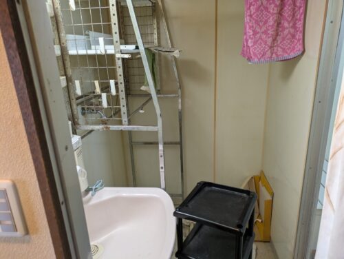 川崎市マンション引越後残置物処分洗面所作業前