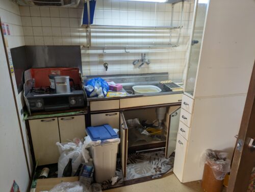 川崎市マンション引越後残置物処分キッチン作業前