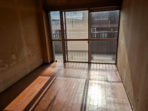 川崎市マンション引越後残置物処分窓際洋室作業後
