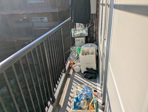 川崎市マンション引越後残置物処分ベランダ作業前1