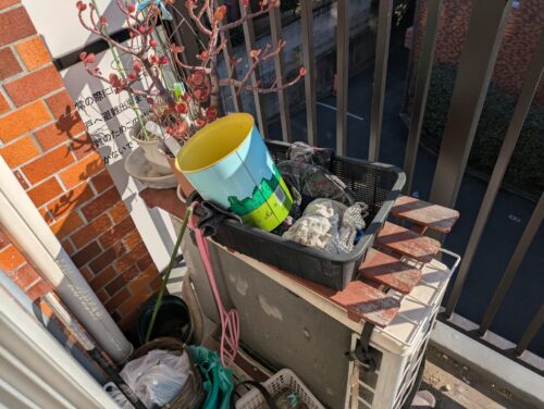 川崎市マンション引越後残置物処分ベランダ作業前2