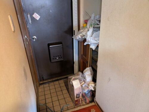 川崎市マンション引越後残置物処分玄関作業前