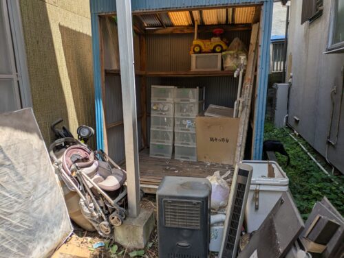 物置の中身取り出し中