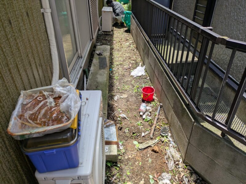 家側面草むしり後1