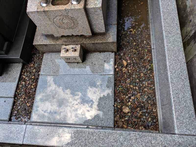 お墓周りの落ち葉拾い後