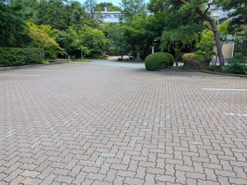 お墓のあるお寺の駐車場