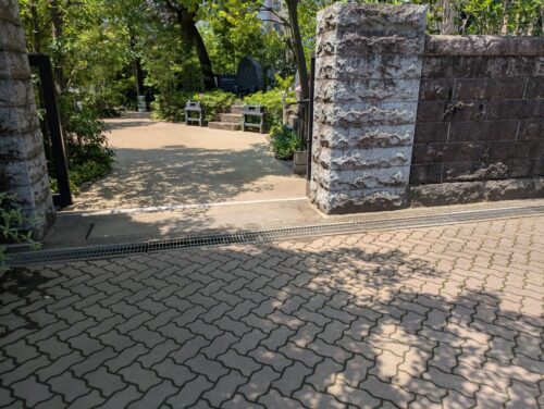 お墓のあるお寺の入口