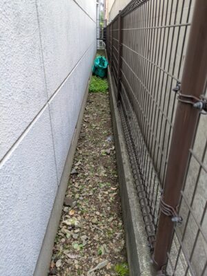 細い通路草むしり途中