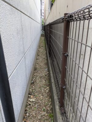 細い通路草むしり後