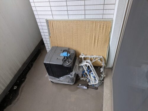 一人暮らしマンションベランダ残置物処分前