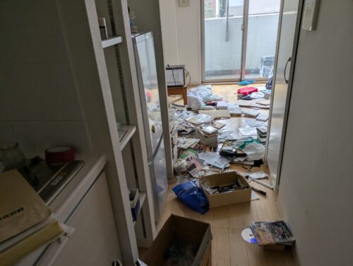 一人暮らしマンション廊下残置物処分前