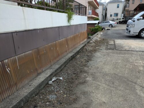 駐車場壁際草むしり後
