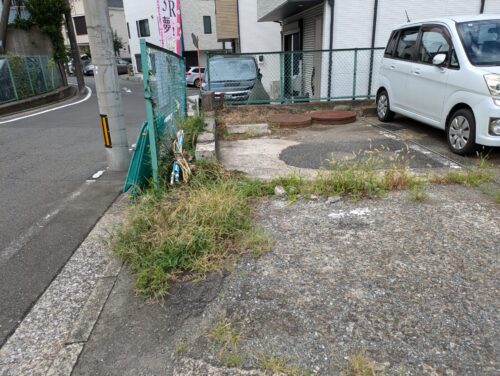 駐車場出入り口草むしり前