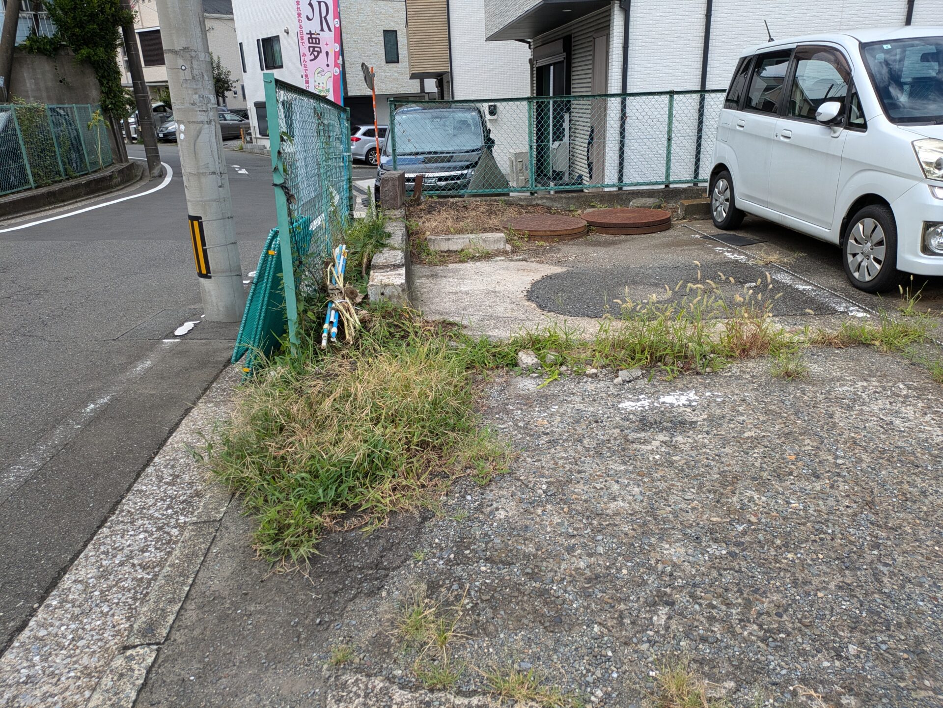 駐車場出入り口草むしり前