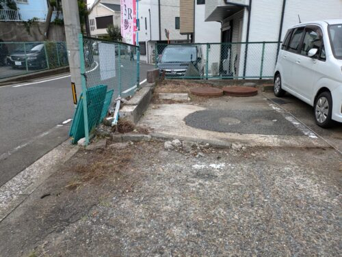 駐車場出入り口草むしり後