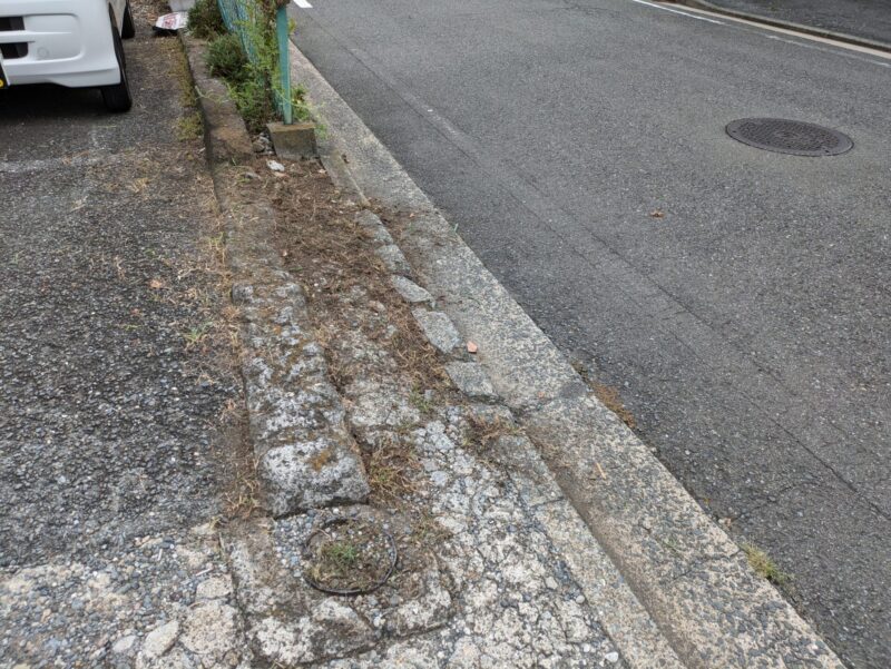 駐車場道路際草むしり後