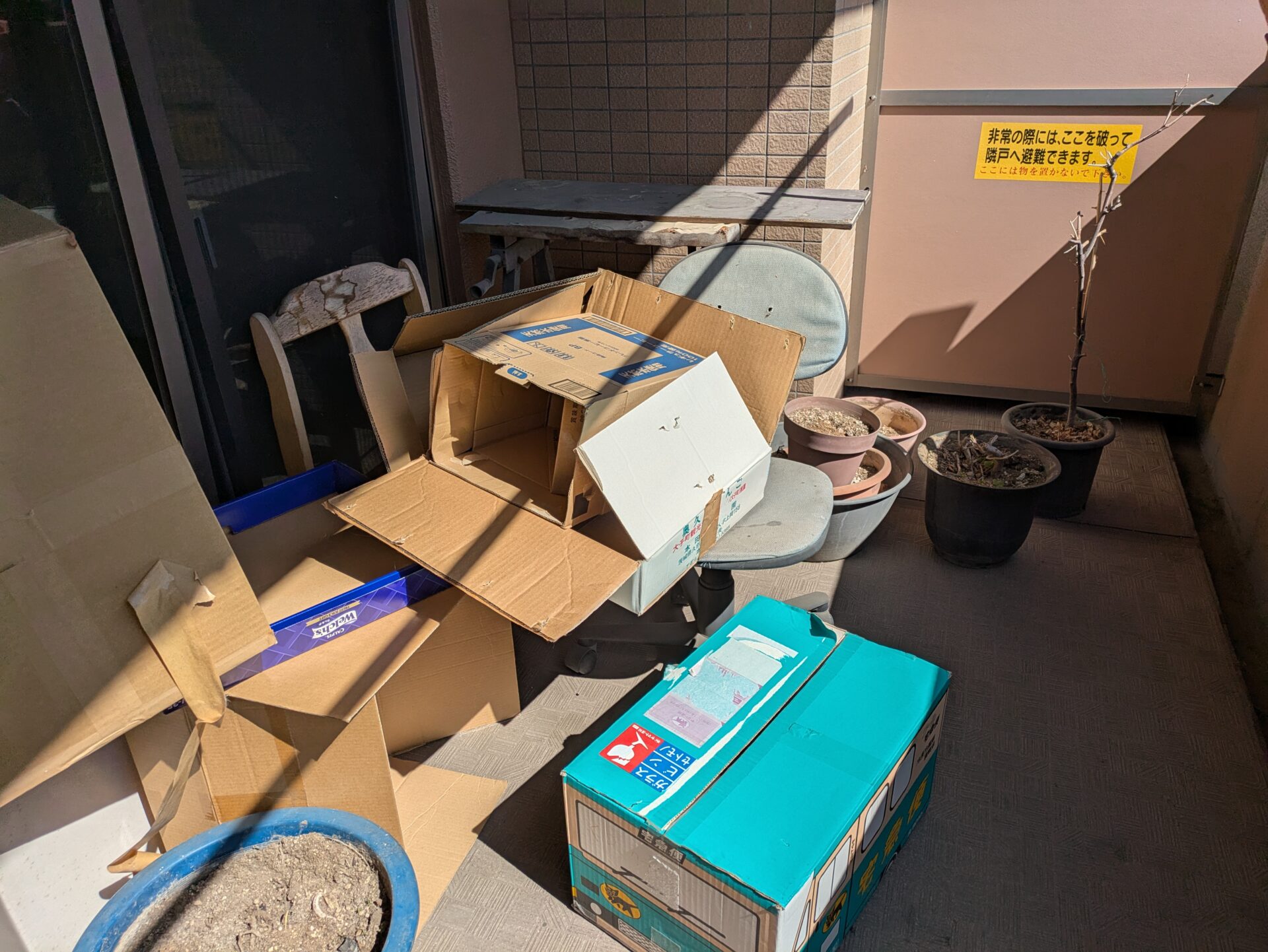 横浜市鶴見区マンション残置物処分メインベランダ作業前