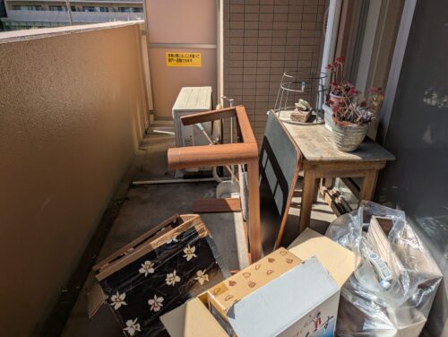 横浜市鶴見区マンション残置物処分メインベランダ作業前2