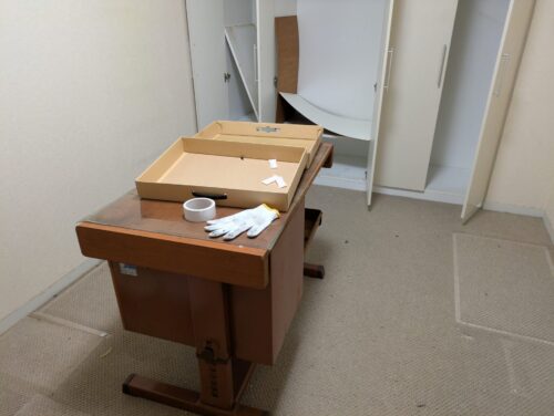 横浜市鶴見区マンション残置物処分部屋1作業前2