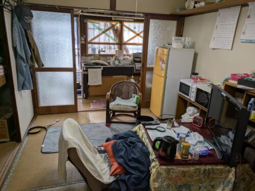 アパートのお部屋残置物リビング処分前