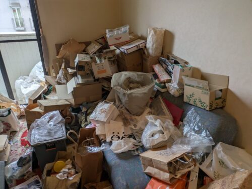 ゴミに埋もれたリビングの残置物処分前