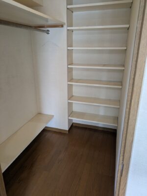 ゴミに埋もれたウォークインクローゼットの残置物処分後