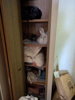収納スペースの残置物処分前