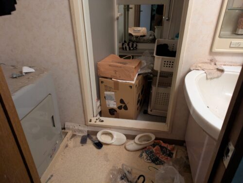 ゴミに埋もれた浴室の残置物処分前