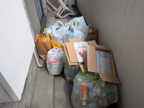 ゴミに埋もれたベランダの残置物処分前