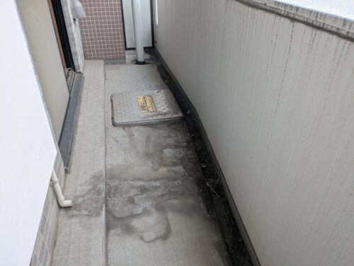 ゴミに埋もれたベランダの残置物処分後