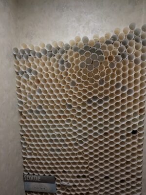 積み重なったトイレットペーパーの芯