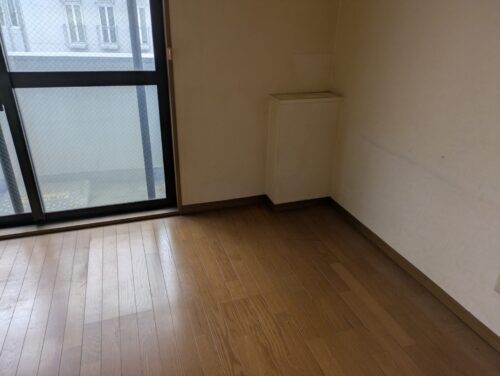 ゴミに埋もれたリビングの残置物処分後