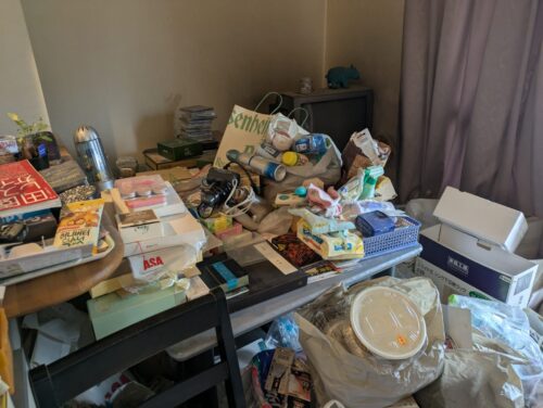 ゴミに埋もれたリビングの残置物処分前2