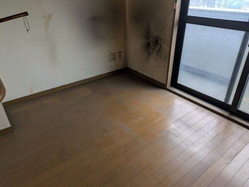 ゴミに埋もれたリビングの残置物処分後2