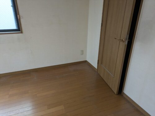 ゴミに埋もれた洋室の残置物処分後